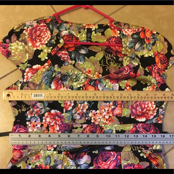 NWOT Floral print dress with pockets and belt - Picture 9 of 10
